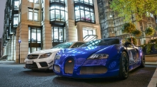Синий Bugatti Veyron рядом с новым Mercedes C-class